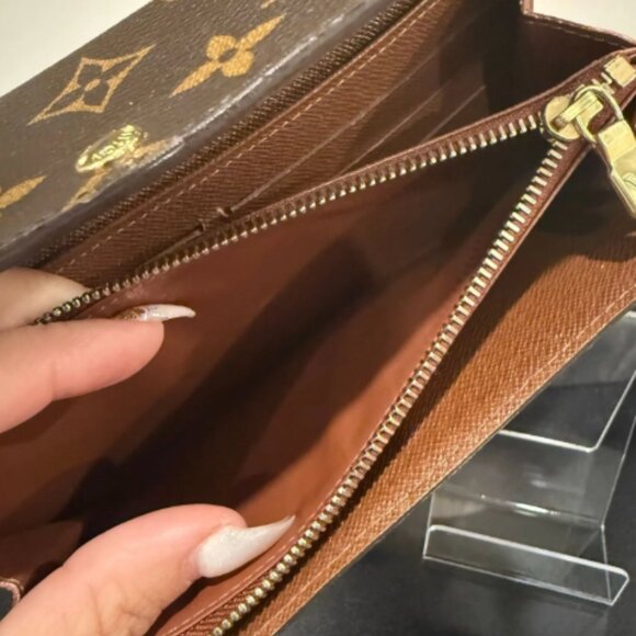LV004. Louis Vuitton, Monogram Sarah Wallet - Picture 2 of 3